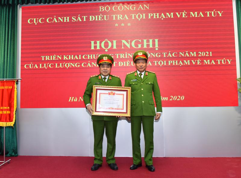 Thượng tướng Lê Quý Vương, Thứ trưởng Bộ Công an trao danh hiệu Chiến sỹ thi đua toàn quốc cho Trung tướng Phạm Văn Các, nguyên Cục trưởng Cục CSĐTTP về ma túy - Bộ Công an