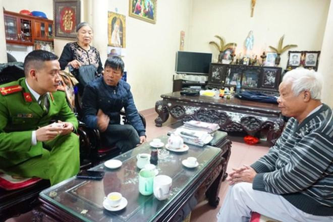 Công an quận Tây Hồ luôn gặp gỡ, tiếp xúc với người dân để trao đổi, lắng nghe ý kiến đóng góp, cũng như năm bắt thông tin từ cơ sở Công an quận Tây Hồ luôn gặp gỡ, tiếp xúc với người dân để trao đổi, lắng nghe ý kiến đóng góp, cũng như năm bắt thông tin từ cơ sở