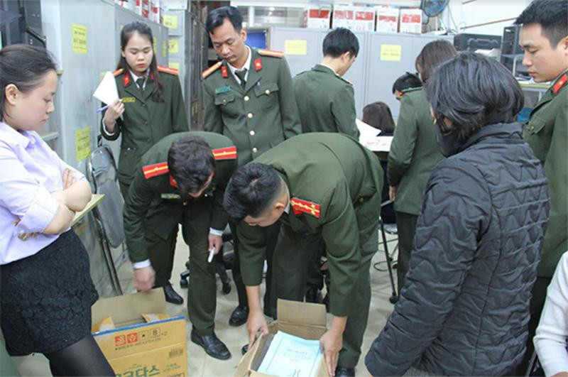 Cơ quan Công an khám xét, thu giữ tài liệu liên quan đến vụ việc Cơ quan Công an khám xét, thu giữ tài liệu liên quan đến vụ việc