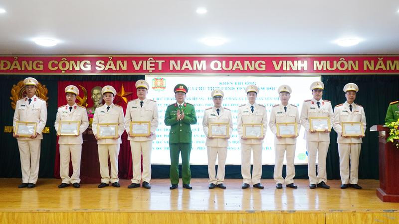 Thượng tá Phạm Văn Hậu, Trưởng CAH Gia Lâm trao khen thưởng cho cá nhân có thành tích xuất sắc trong công tác đảm bảo ANTT