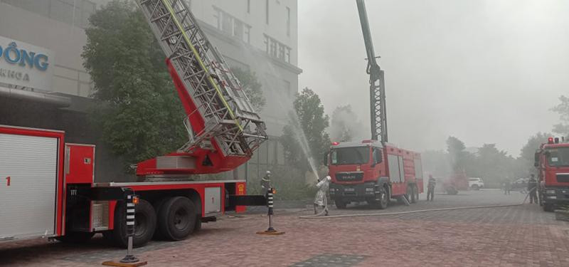 Xe thang, xe cần vươn được huy động đến làm nhiệm vụ. Đây là loại phương tiện chữa cháy hiệu quả đối với đám cháy nhà cao tầng Xe thang, xe cần vươn được huy động đến làm nhiệm vụ. Đây là loại phương tiện chữa cháy hiệu quả đối với đám cháy nhà cao tầng