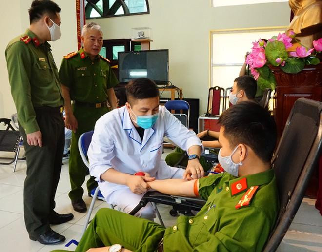 Bạn chỉ huy CAQ Tây Hồ tham gia tình nguyện hiến máu nhân đạo Bạn chỉ huy CAQ Tây Hồ tham gia tình nguyện hiến máu nhân đạo