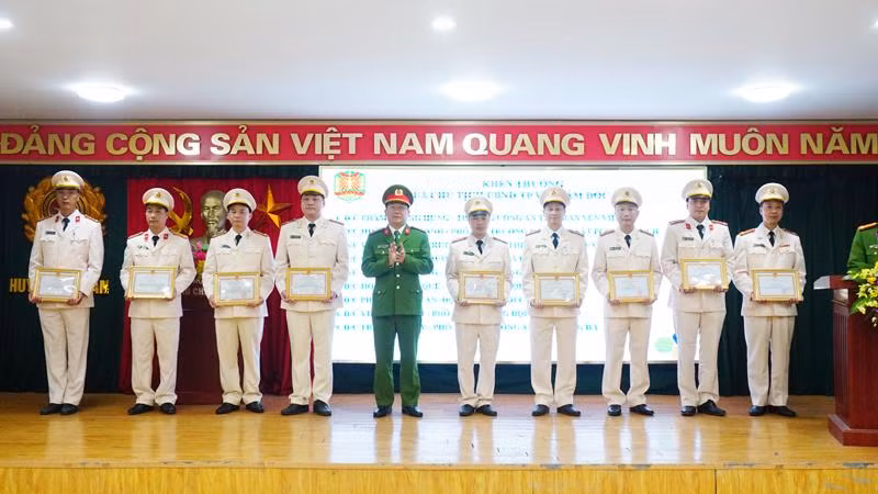 Thượng tá Phạm Văn Hậu, Trưởng CAH Gia Lâm trao khen thưởng cho cá nhân có thành tích xuất sắc trong công tác đảm bảo ANTT