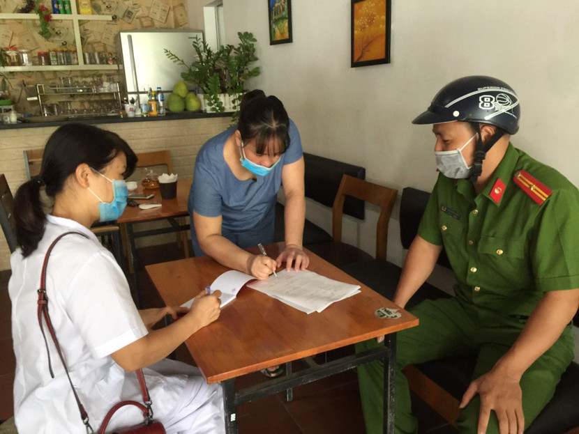 CAQ Tây Hồ tuyên truyền, nhắc nhở người dân ký cam kết nâng cao ý thức phòng chống Covid-19 CAQ Tây Hồ tuyên truyền, nhắc nhở người dân ký cam kết nâng cao ý thức phòng chống Covid-19