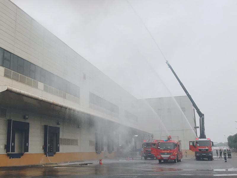 Lực lượng Cảnh sát PCCC và CNCH - CAH Thạch Thất tiếp cận hiện trường chữa cháy và tìm kiếm cứu nạn