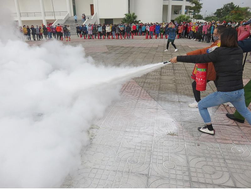 Lực lượng Cảnh sát PCCC và CNCH - CAH Gia Lâm hướng dẫn nhân viên, thầy cô giáo sử dụng phương tiện chữa cháy