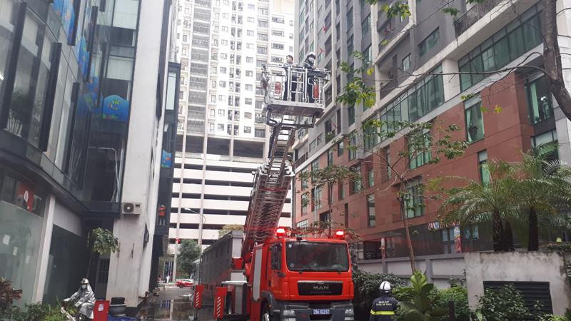 Đội Cảnh sát PCCC&amp;CNCH - Công an quận Nam Từ Liêm triển khai xe thang tìm kiếm cứu nạn tại buổi thực tập phương án chữa cháy, CNCH tại tòa nhà The Garden Hill