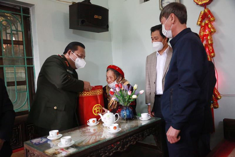 Trung tướng Nguyễn Hải Trung - Ủy viên Ban Thường vụ Thành ủy, Bí thư Đảng ủy, Giám đốc CATP Hà Nội thăm hỏi, chúc Tết mẹ Nguyễn Thị Chầm