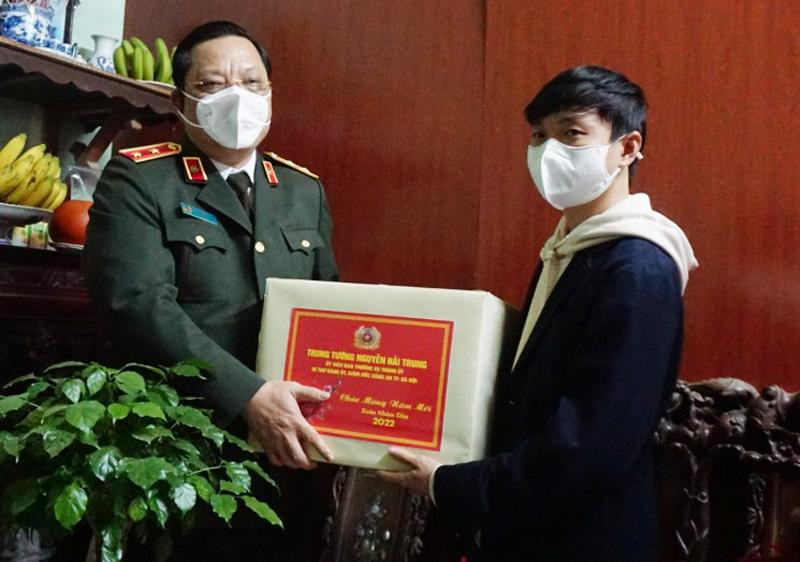 Trung tướng Nguyễn Hải Trung - Ủy viên Ban Thường vụ Thành ủy, Bí thư Đảng ủy, Giám đốc CATP Hà Nội thăm và chúc Tết anh Phùng Bá Hưng