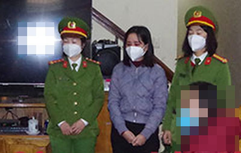 Cơ quan Cảnh sát điều tra thực hiện Lệnh bắt bị can để tạm giam đối với Nguyễn Thị Hồng Vân (ảnh giữa)