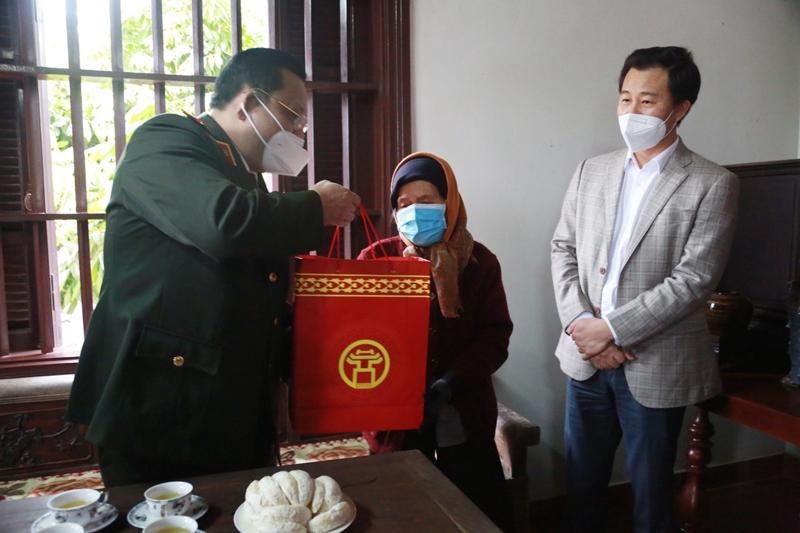 Trung tướng Nguyễn Hải Trung, Ủy viên Ban Thường vụ Thành ủy, Bí thư Đảng ủy, Giám đốc CATP Hà Nội thăm và tặng quà gia đình mẹ Việt Nam Anh hùng Nguyễn Thị Trình