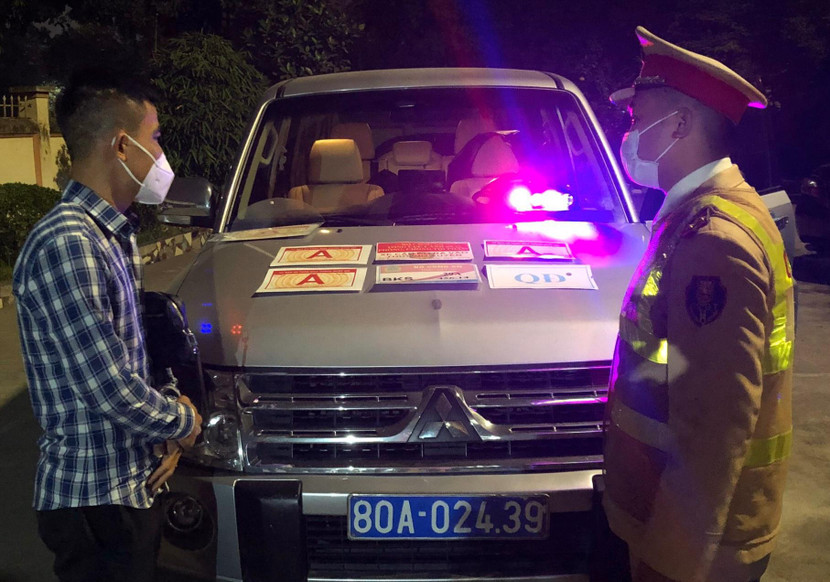 Cảnh sát giao thông kiểm tra phát hiện xe gắn BKS giả mạo BCA