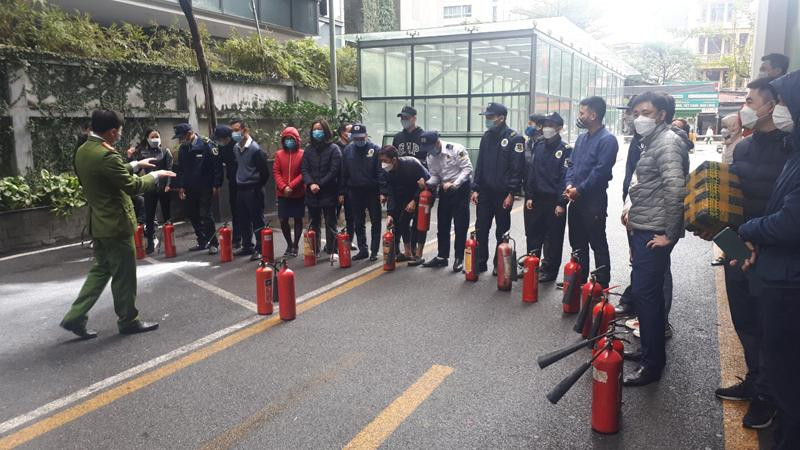 Lực lượng Cảnh sát PCCC và CNCH - CAQ Nam Từ Liêm tuyên truyền, tập huấn an toàn PCCC, hướng dẫn sử dụng bình chữa cháy hiệu quả, an toàn