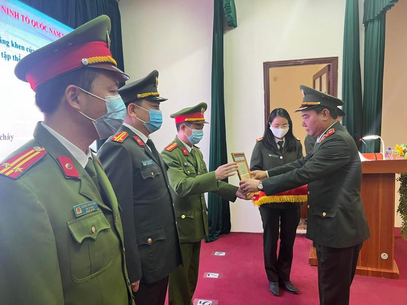 Thiếu tướng Nguyễn Anh Tuấn trao khen thưởng cho cá nhân có thành tích xuất sắc trong công tác năm 2021 của CAH Đông Anh Thiếu tướng Nguyễn Anh Tuấn trao khen thưởng cho cá nhân có thành tích xuất sắc trong công tác năm 2021 của CAH Đông Anh