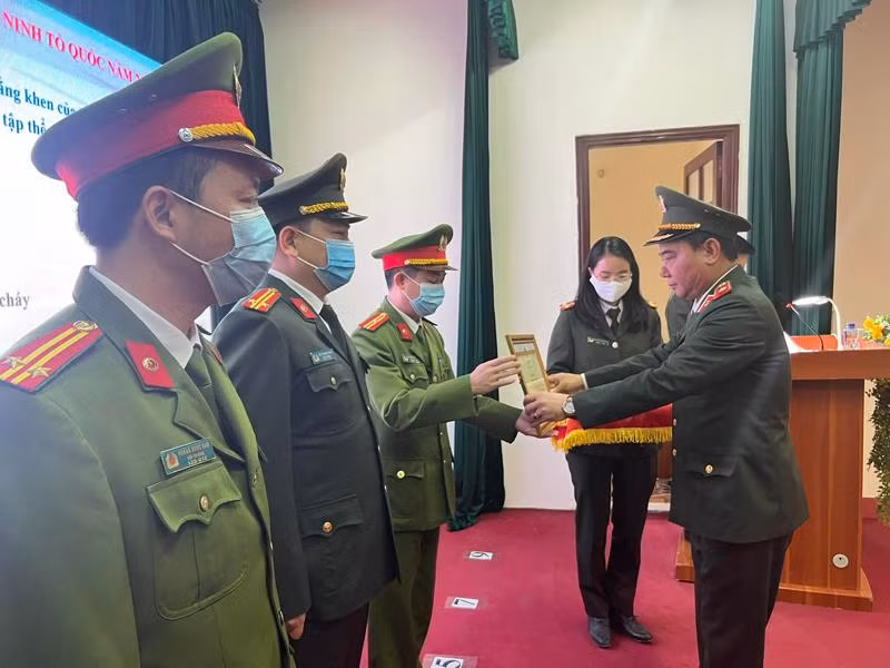 Thiếu tướng Nguyễn Anh Tuấn trao khen thưởng cho cá nhân có thành tích xuất sắc trong công tác năm 2021 của CAH Đông Anh Thiếu tướng Nguyễn Anh Tuấn trao khen thưởng cho cá nhân có thành tích xuất sắc trong công tác năm 2021 của CAH Đông Anh