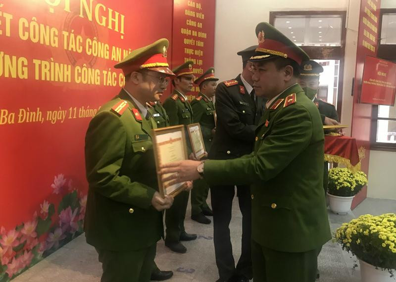 Thiếu tướng Nguyễn Thanh Tùng - Phó Giám đốc CATP Hà Nội trao khen thưởng cho tập thể, cá nhân có thành tích xuất sắc trong công tác đảm bảo ANTT năm 2021