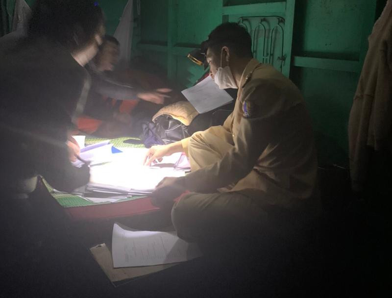 Đội Cảnh sát đường thủy số 1, Phòng CSGT Công an TP Hà Nội phát hiện và bắt quả tang 2 phương tiện thủy khai thác cát trái phép Đội Cảnh sát đường thủy số 1, Phòng CSGT Công an TP Hà Nội phát hiện và bắt quả tang 2 phương tiện thủy khai thác cát trái phép