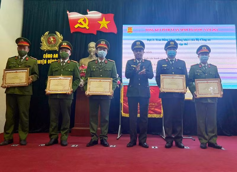 Thiếu tướng Nguyễn Anh Tuấn Trao Bằng khen của Bộ Công an cho tập thể, cá nhân có thành tích xuất sắc trong năm 2021 Thiếu tướng Nguyễn Anh Tuấn Trao Bằng khen của Bộ Công an cho tập thể, cá nhân có thành tích xuất sắc trong năm 2021