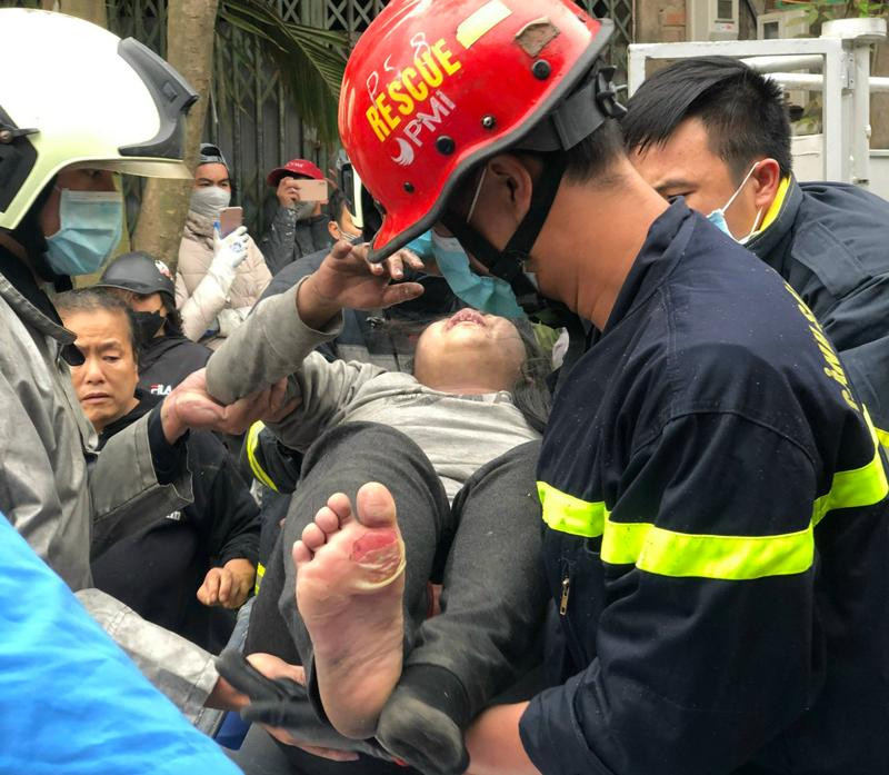 Lực lượng Cảnh sát PCCC và CNCH - CAQ Hoàng Mai dùng xe thang đưa cháu bé xuống đất, chuyển y tế cơ sở cấp cứu Lực lượng Cảnh sát PCCC và CNCH - CAQ Hoàng Mai dùng xe thang đưa cháu bé xuống đất, chuyển y tế cơ sở cấp cứu