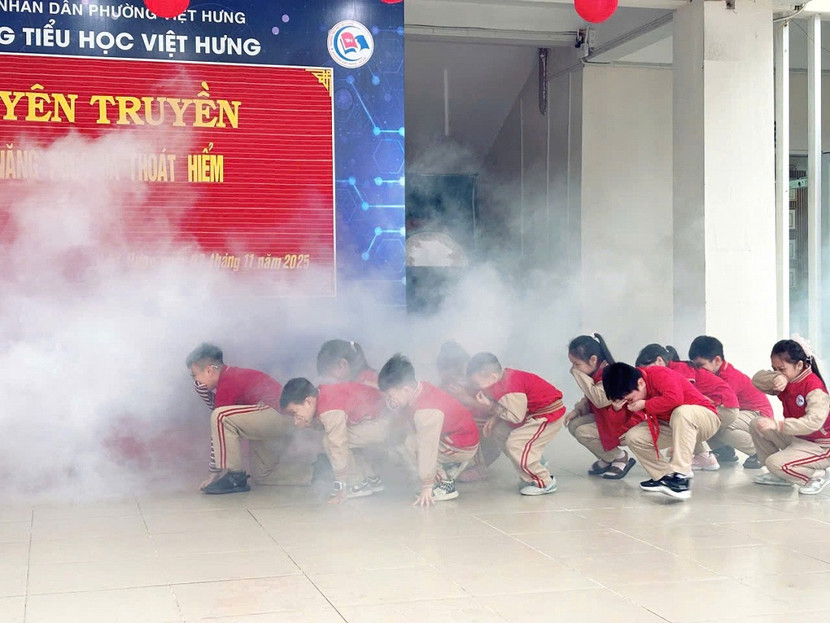 Cảnh sát PCCC và CNCH hướng dẫn học sinh trải nghiệm thoát nạn trong môi trường khói khí