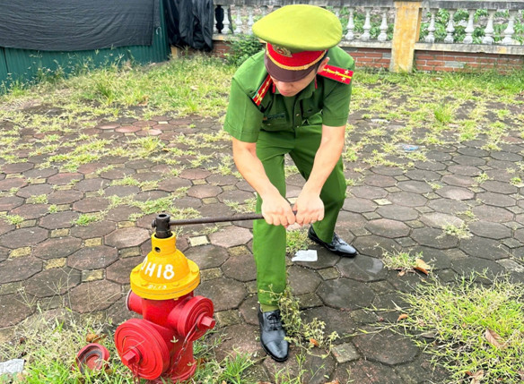 Cán bộ chiến sỹ Cảnh sát PCCC tổ chức khảo sát, đánh giá tình trạng hoạt động của trụ nước chữa cháy