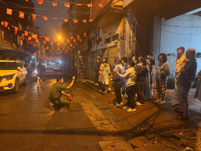 Báo cáo viên giới thiệu, hướng dẫn công năng và cách sử dụng bình chữa cháy xách tay