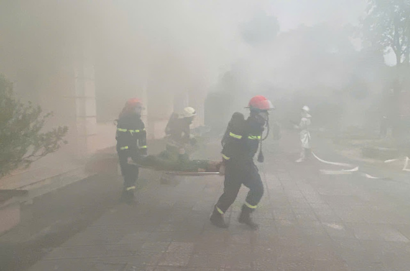 Lực lượng Cảnh sát PCCC và CNCH chuyên nghiệp tổ chức cứu người bị nạn và đưa ra khu vực an toàn trong tình huống giả định