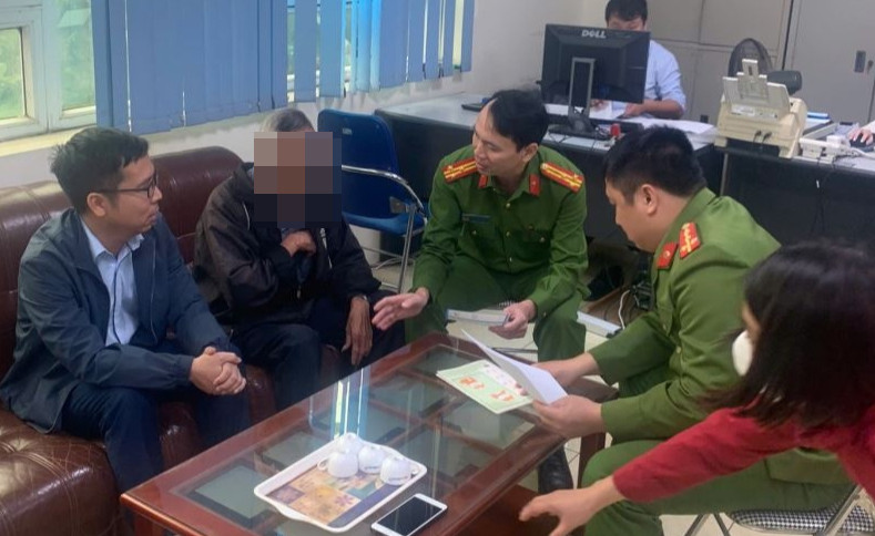 Công an xã Lương Tài trực tiếp có mặt hỗ trợ, tuyên truyền thủ đoạn lừa đảo của tội phạm công nghệ cho người dân biết...