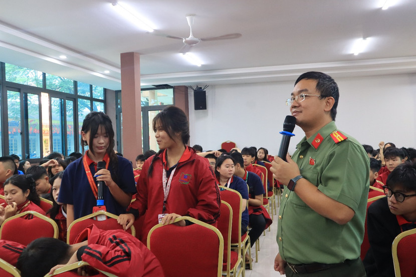 Thiếu tá Nguyễn Tùng Anh - cán bộ Công an xã Thiên Lộc, Báo cáo viên tại buổi tuyên truyền Thiếu tá Nguyễn Tùng Anh - cán bộ Công an xã Thiên Lộc, Báo cáo viên tại buổi tuyên truyền