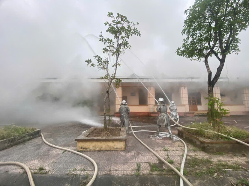 Lực lượng Cảnh sát PCCC và CNCH thành phố triển khai dập tắt đám cháy giả định