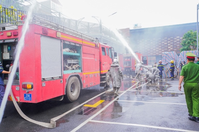 Lực lượng Cảnh sát PCCC và CNCH tham gia phối hợp chữa cháy CNCH đám cháy giả định Lực lượng Cảnh sát PCCC và CNCH tham gia phối hợp chữa cháy CNCH đám cháy giả định