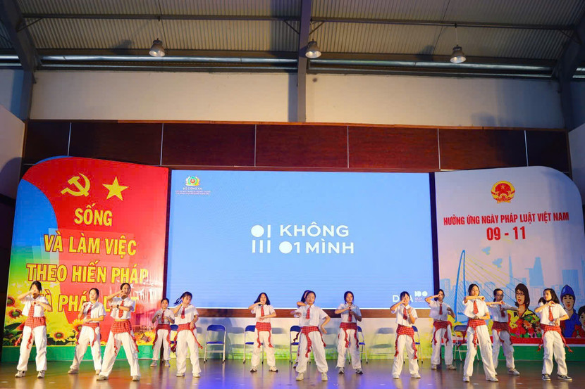 Công an phường Tây Hồ hưởng ứng ngày pháp luật Việt Nam ảnh 1