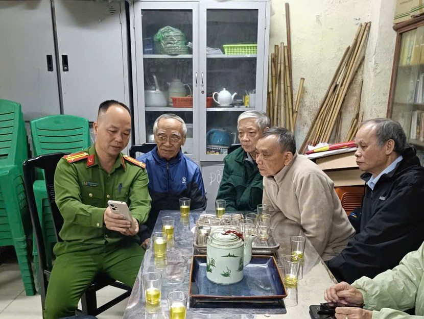 Lực lượng CSKV tham gia họp chi bộ tại khu dân cư và hướng dẫn đảng viên góp ý dự thảo