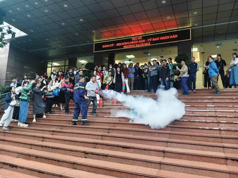 Cảnh sát PCCC và CNCH hướng dẫn thực hành chữa cháy...