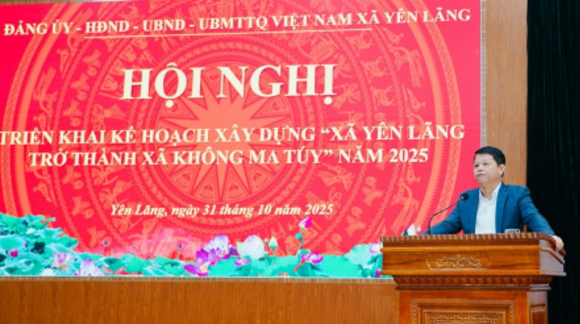 Đồng chí Lê Văn Khương - Phó Bí thư Đảng ủy, Chủ tịch UBND xã Yên Lãng phát biểu tại hội nghị...