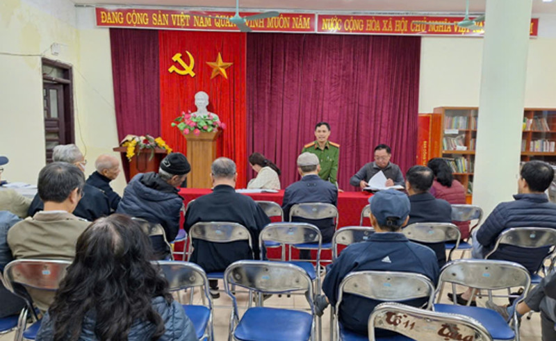 Công an phường Tây Hồ Tham gia sinh hoạt chi bộ, hướng dẫn Đảng viên trên địa bàn góp ý dự thảo các văn kiện Đại hội XIV của Đảng