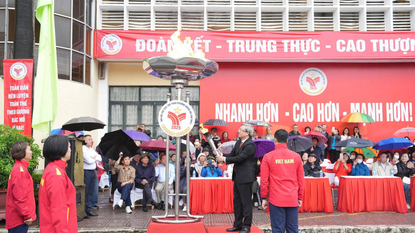 Chủ tịch UBND phường Nghĩa Đô Đỗ Việt Hưng thắp đuốc khai mạc đại hội TTTD năm 2025 Chủ tịch UBND phường Nghĩa Đô Đỗ Việt Hưng thắp đuốc khai mạc đại hội TTTD năm 2025