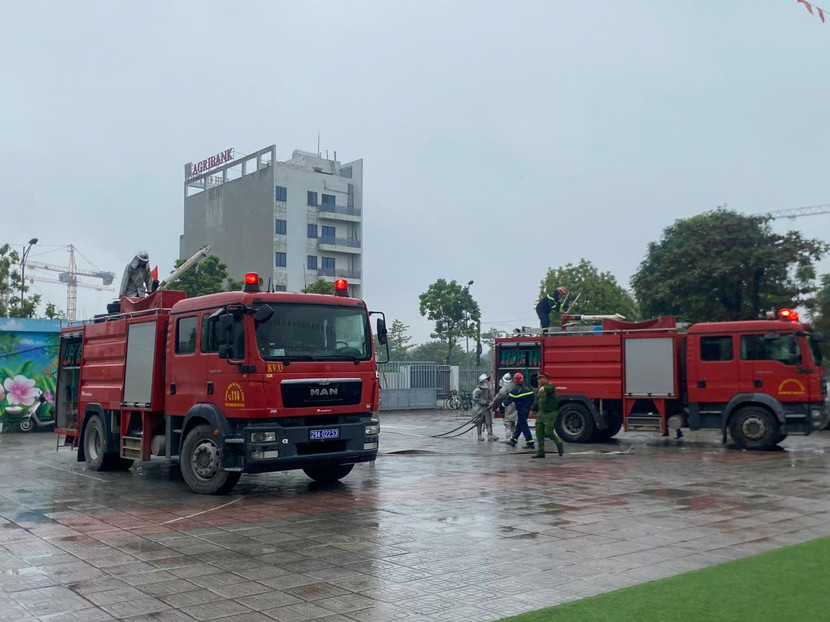 CBCS Đội Chữa cháy và CNCH khu vực số 33 nhanh chóng có mặt tại hiện trường, phối hợp với lực lượng PCCC và CNCH cơ sở triển khai diễn tập chữa cháy, CNCH
