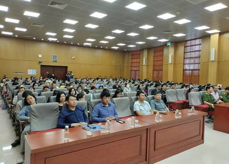 Các học viên nghe tuyên truyền, trang bị kỹ năng an toàn cháy, nổ