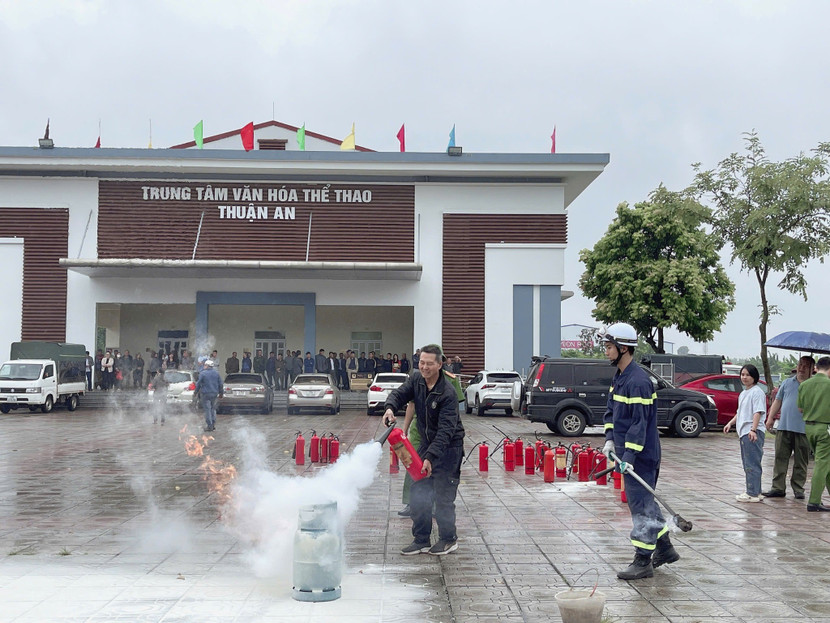 Hướng dẫn học viên thực hành sử dụng bình chữa cháy hiệu quả, an toàn Hướng dẫn học viên thực hành sử dụng bình chữa cháy hiệu quả, an toàn