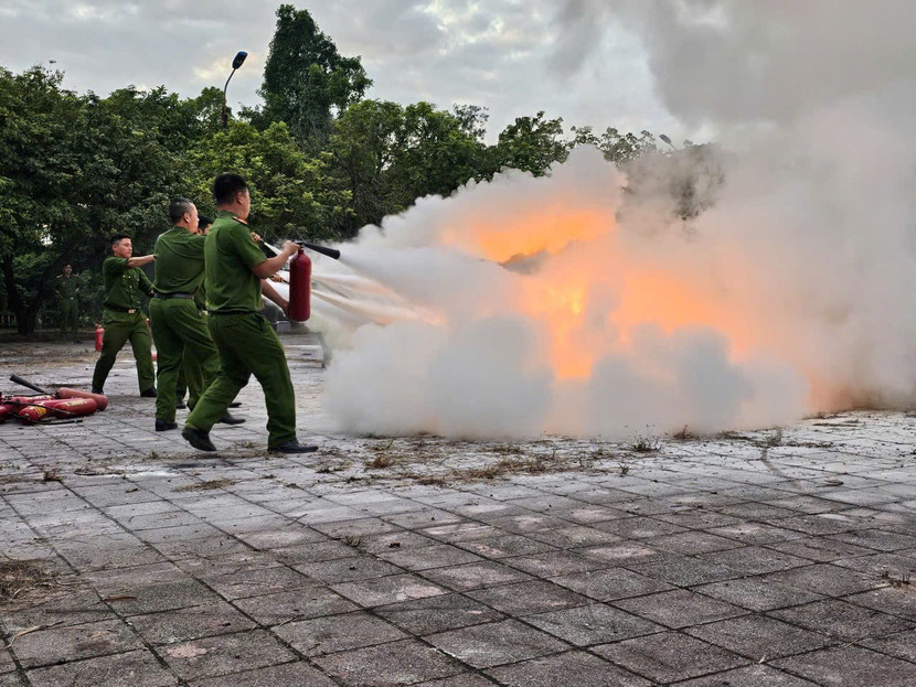 Lực lượng PCCC và CNCH cơ sở triển khai phương tiện chữa cháy ban đầu