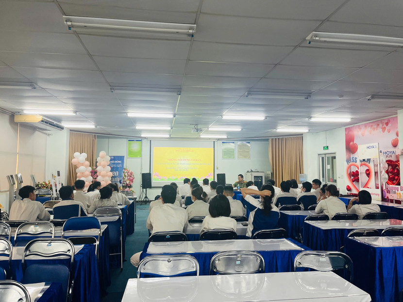 Thiếu tá Nguyễn Tùng Anh, Báo cáo viên Công an xã Thiên Lộc tuyên truyền về ATGT cho công nhân Thiếu tá Nguyễn Tùng Anh, Báo cáo viên Công an xã Thiên Lộc tuyên truyền về ATGT cho công nhân