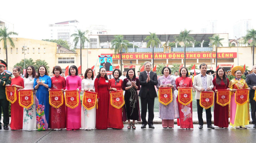 Lãnh đạo UBND phường Nghĩa Đô trao cờ lưu niệm cho đại diện các khối tham gia TTTD năm 2025 Lãnh đạo UBND phường Nghĩa Đô trao cờ lưu niệm cho đại diện các khối tham gia TTTD năm 2025