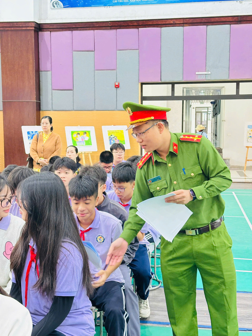 Công an phường Tây Hồ tuyên truyền, giao lưu, trao đổi kiến thức pháp luật với học sinh