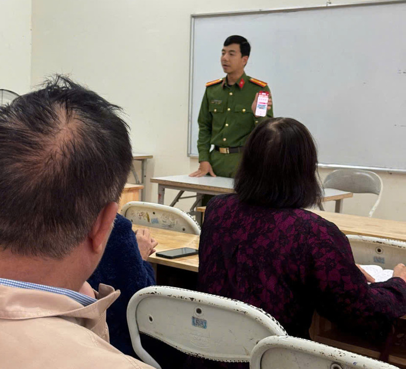 Lực lượng CSKV tham gia họp chi bộ tại khu dân cư và hướng dẫn đảng viên góp ý dự thảo