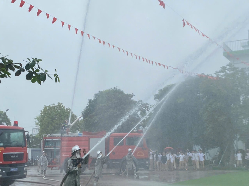 Lực lượng Cảnh sát PCCC và CNCH triển khai dập tắt đám cháy giả định