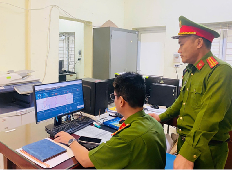 Trung tá Trần Sỹ Quỳnh - Đội trưởng Đội chữa cháy và cứu nạn, cứu hộ khu vực số 20 kiểm tra tiến độ thực hiện công tác khảo sát và cập nhật dữ liệu về nguồn nước phục vụ PCCC