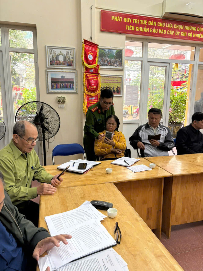 Hướng tới Đại hội đại biểu toàn quốc lần thứ XIV của Đảng, thực hiện chỉ đạo của Đảng ủy Công an Thành phố Hà Nội về việc tổ chức lấy ý kiến góp ý vào Dự thảo các văn kiện, Công an phường Tây Hồ đã triển khai nghiêm túc, đồng bộ và đạt hiệu quả thiết thực