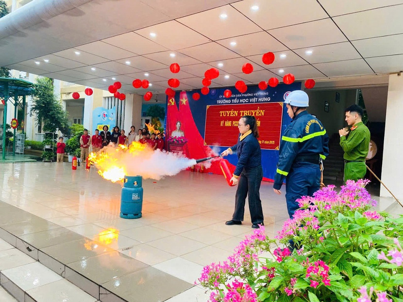 Các hoạt động tuyên truyền an toàn cháy, nổ được tổ chức tại trường Tiểu học Việt Hưng