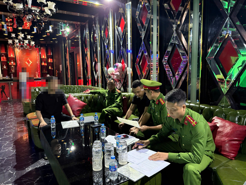 Công an phường Tây Hồ thành lập 6 tổ công tác, chia làm 2 ca (23h - 02h và 02h - 04h), thường xuyên tổ chức tuần tra, kiểm soát, nhắc nhở và xử lý nghiêm các cơ sở hoạt động quá giờ... Công an phường Tây Hồ thành lập 6 tổ công tác, chia làm 2 ca (23h - 02h và 02h - 04h), thường xuyên tổ chức tuần tra, kiểm soát, nhắc nhở và xử lý nghiêm các cơ sở hoạt động quá giờ...